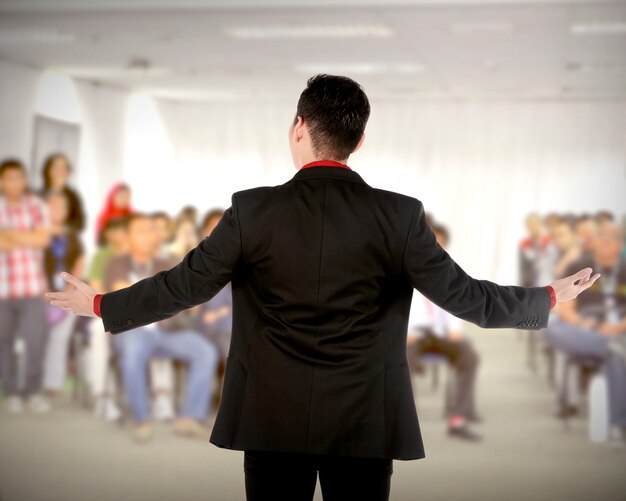 Prelegent na konferencji i prezentacji Premium Zdjęcia