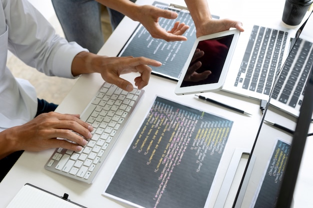 Programista pracy zespołowej pracy z komputerem Premium Zdjęcia