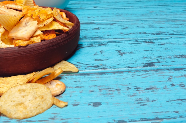 Przekąski do piwa, takie jak krakersy, frytki, ciastka na drewnianej powierzchni Premium Zdjęcia