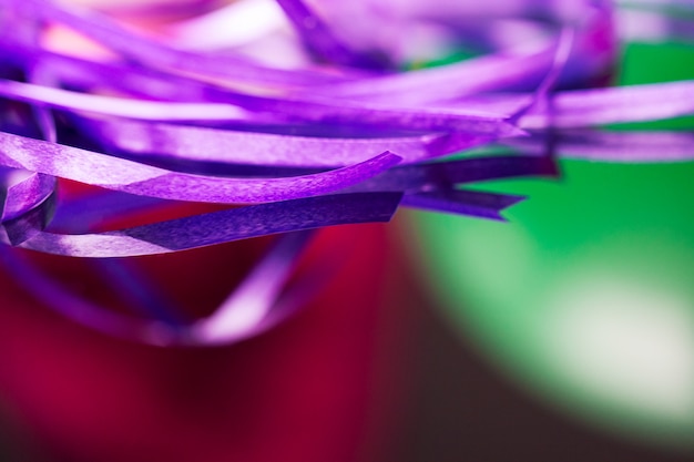 Purpurowa washi taśma dla rękodzieła przy zamazanym czerwieni i zieleni tłem. Premium Zdjęcia