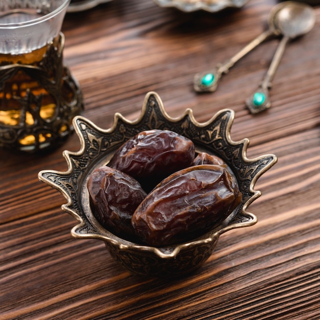 Ramadan Wysuszona Surowa Organicznie Daty Owoc W Kruszcowym Pucharze Na Drewnianym Textured Tle Darmowe Zdjęcia