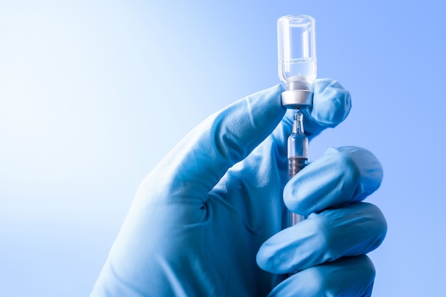 Ręka lekarza gospodarstwa szczepionki przeciw grypie Premium Zdjęcia