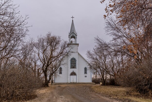 Rocznika Kosciol Rzymskokatolicki St Charles Otaczajacy Drzewami W Coderre Saskatchewan Kanada Zdjecie Premium