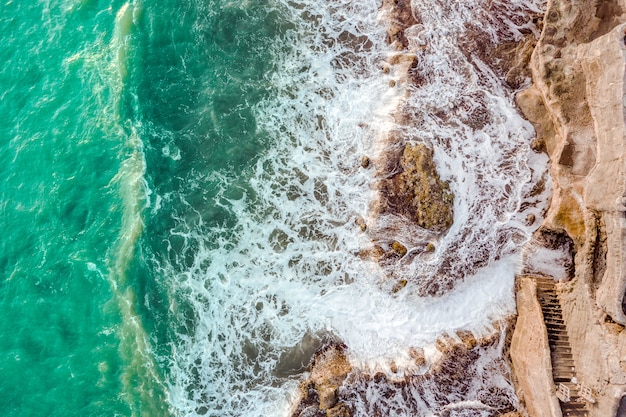 Seascape z falami łamiącymi o skały Darmowe Zdjęcia