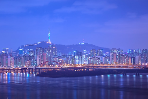 Seul Miasto I Most, Piękna Noc Korea Z Seul Wierza Przy Nocą, Korea Południowa. Premium Zdjęcia