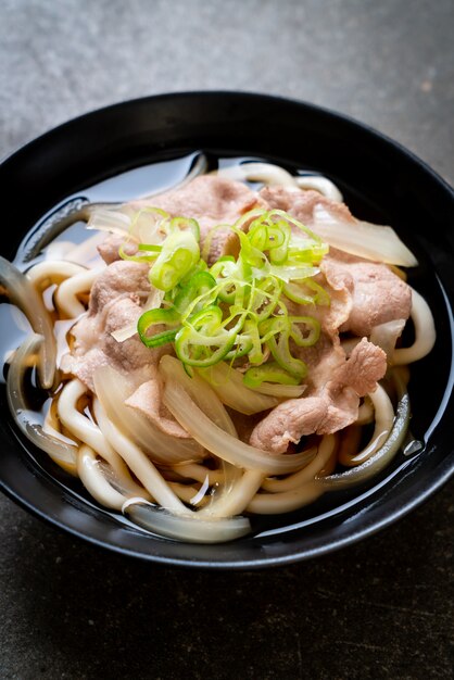 Shoyu udon ramen makaron z wieprzowiną (shoyu ramen) Premium Zdjęcia