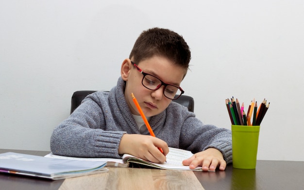 Siedem Lat Dziecko Pisanie W Domu Chłopiec Studiuje Przy