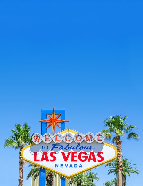 Sławny Las Vegas Znak Na Jaskrawym Słonecznym Dniu Z Niebieskiego Nieba Tłem I Kopii Przestrzenią Premium Zdjęcia