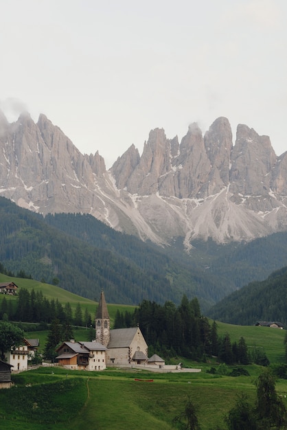 Spójrz z daleka na kościół gdzieś w dolomitach włoskich Darmowe Zdjęcia