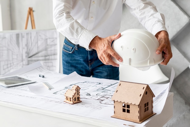 Średnio strzał mężczyzna pracujący nad projektem architektonicznym Darmowe Zdjęcia