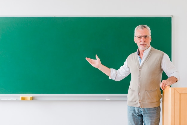 Starszy profesor wskazuje na tablicy Darmowe Zdjęcia