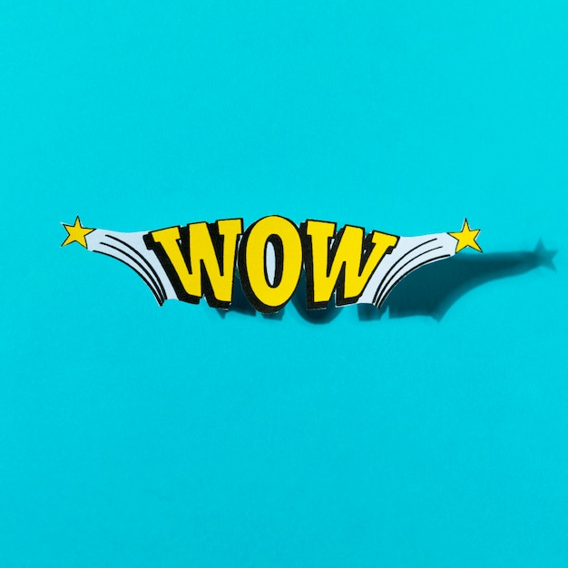 Stretch wow komiksowy tekst w stylu pop-art na turkusowym tle Darmowe Zdjęcia