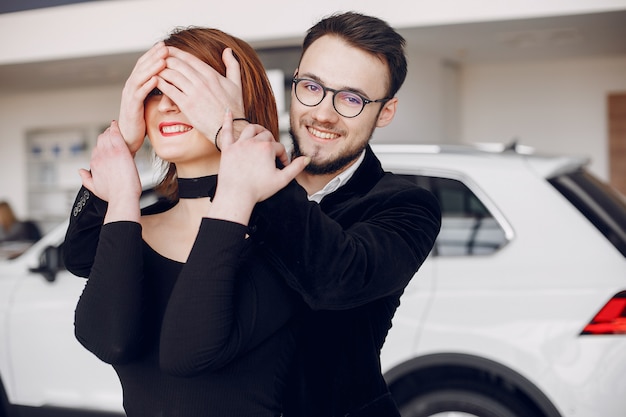 Stylowa i elegancka para w salonie samochodowym Darmowe Zdjęcia