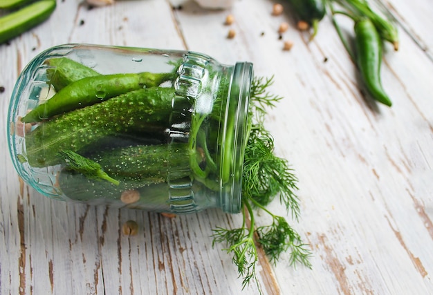 Świeży Organiczny Ogórki Marynowane Słoik Na Białym Drewnianym Stole Z Zieloną I Czerwoną I Papryką Chili, Kopru Włoskiego, Soli, Czarnego Pieprzu, Czosnku, Grochu, Zielonych Pomidorów, Z Bliska, Zdrowe Pojęcie, Widok Z Góry, Płaskie Leżał Darmowe Zdjęcia
