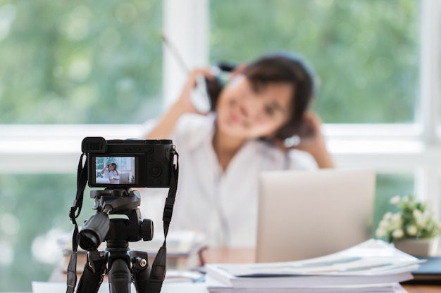 Szczęśliwy Azjatycki Videoblog Lub Studentka Piękna Blogger / Vlogger Nagrywanie Samouczek Prezentacja Trenera Przepustka Wideo Do Nauczania Pracy Domowej Na żywo Udostępnianie Kanału Internetowego Media Społecznościowe Za Pomocą Kamery Bezlusterkowej Premium Zdjęcia