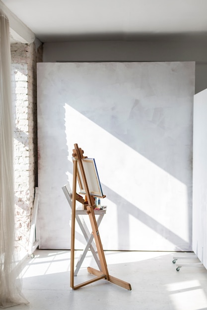 Sztaluga artystyczna i płótno w studio Darmowe Zdjęcia