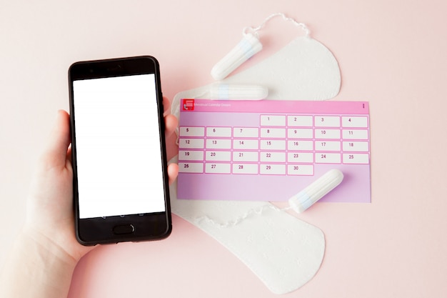 Tampon, Kobiece, Podpaski Higieniczne Na Krytyczne Dni, Kobiecy Kalendarz, Tabletki Przeciwbólowe Podczas Menstruacji Na Różowym Tle. śledzenie Cyklu Miesiączkowego I Owulacji Premium Zdjęcia