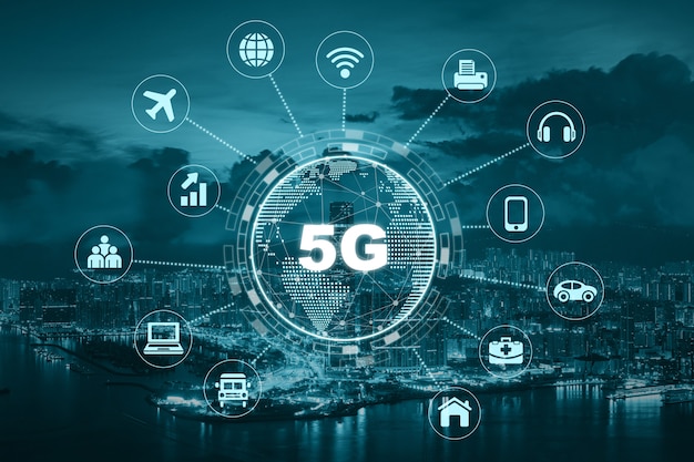 Technologia 5g z ziemią w centrum różnych ikon internetu rzeczy Premium Zdjęcia