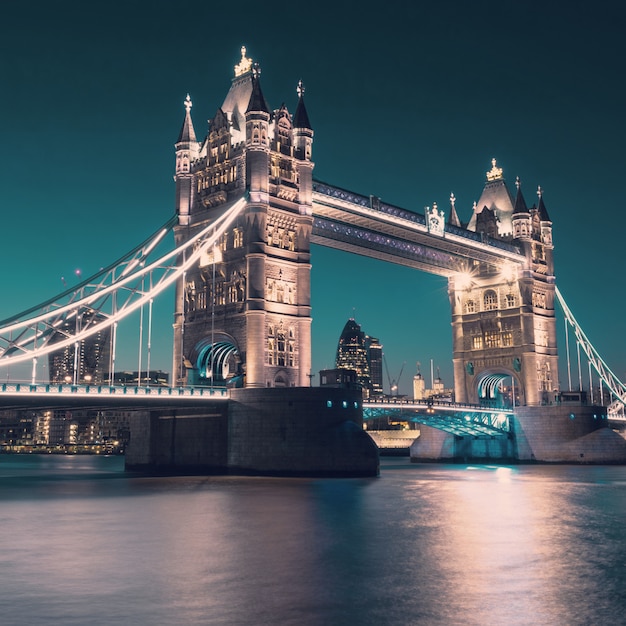 Tower bridge w londynie, stonowanych obrazu Premium Zdjęcia