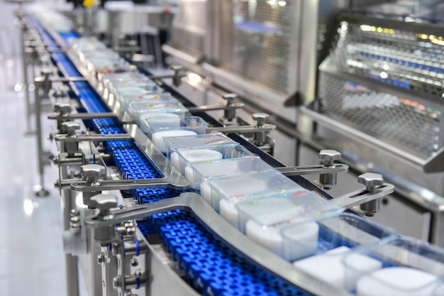 Transfer puszek produktów spożywczych na zautomatyzowane systemy przenośników automatyki przemysłowej dla pakietu Premium Zdjęcia