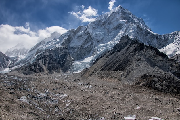 Trasa Do Obozu Bazowego Everest I Widok Na Morenę I Góry W Nepalu Premium Zdjęcia