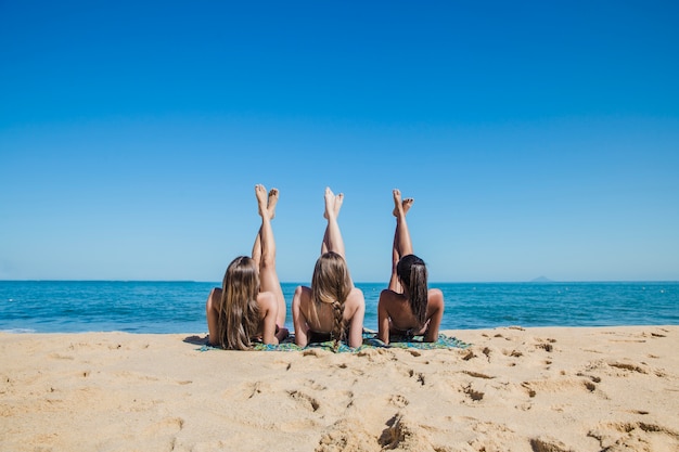 Три девчонки шалят на берегу