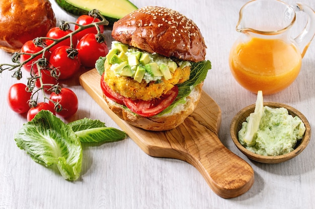 Wegański Burger Z Marchewką Premium Zdjęcia