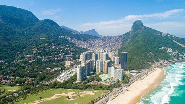 Widok Z Lotu Ptaka Na Favela Da Rocinha Najwiekszy Slums W Brazylii Na Gorze W Rio De Janeiro I Panorame Miasta Za Zdjecie Premium