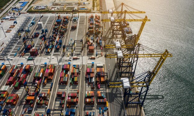 Widok Z Lotu Ptaka Port Morski Kontener ładunek Załadunku Statku W Imporcie Eksport Firmy Logistyczne Premium Zdjęcia