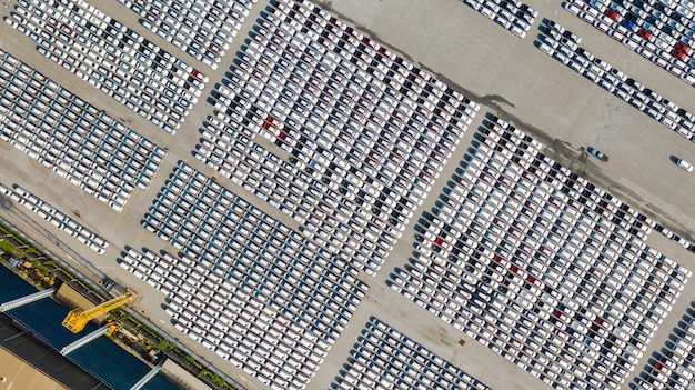 Widok z lotu ptaka wiele pojazdów na parkingu dla nowego samochodu na eksport, biznes i logistyka Premium Zdjęcia