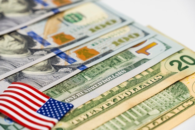 Zamyka w górę usa dolarowych banknotów i stany zjednoczone ameryka zaznaczamy na białym tle. Premium Zdjęcia