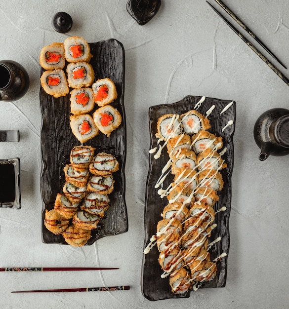 Zestaw różnych sushi widok z góry Darmowe Zdjęcia