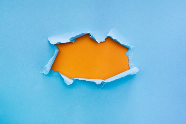 Zgrywanie niebieski papier z pomarańczowym kolorem tła z miejsca na tekst Darmowe Zdjęcia