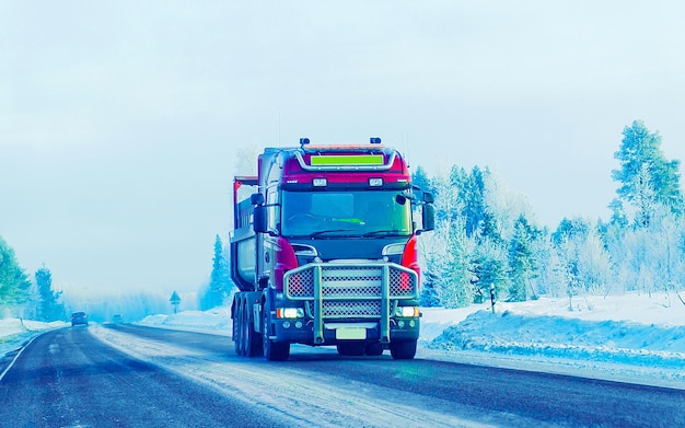 Zimowa Droga Ze śniegiem. Ciężarówka W Finlandii. Samochód