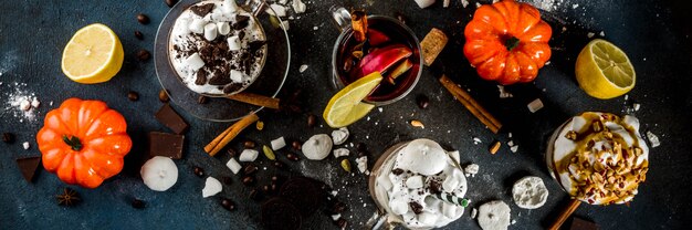 Zimowe ciepłe napoje na jesień, gorącą czekoladę, latte z dyni, latte z karmelem i kawą orzechową, grzane wino Premium Zdjęcia