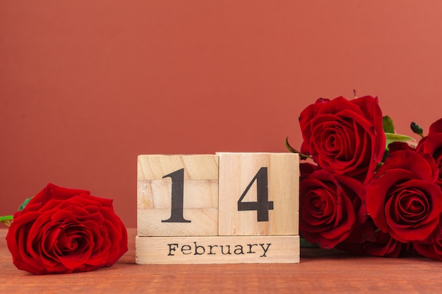 14 De Febrero En Calendario Y Decoraciones Para El Dia De San Valentin Foto Premium