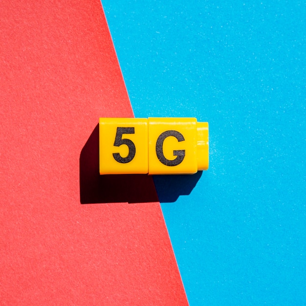 5g Cubos A Presion Sobre Fondo De Dos Colores Foto Gratis