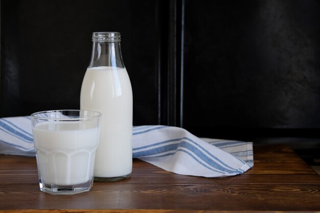 Стакан молока на столе