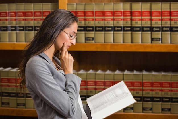 Abogado Leyendo En La Biblioteca De Derecho | Foto Premium