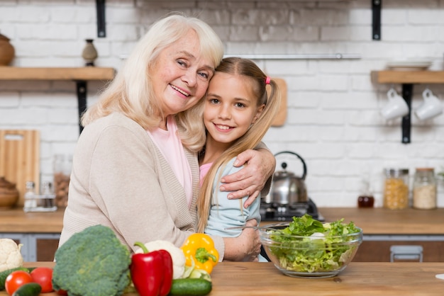 Abuela Y Nieta Abrazándose Foto Gratis 