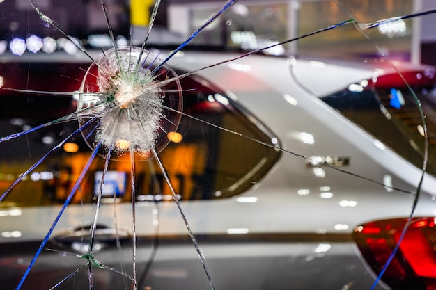 Accidente De Parabrisas De Cristal Del Coche El Vidrio De La Ventana Roto Y Danado De Un Concepto De Coche Foto Premium