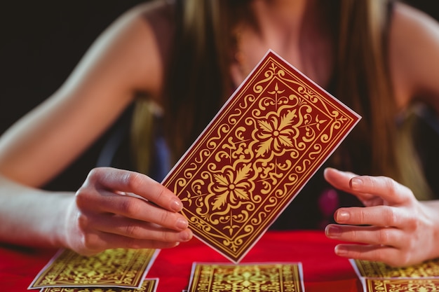 Adivino usando cartas del tarot | Foto Premium