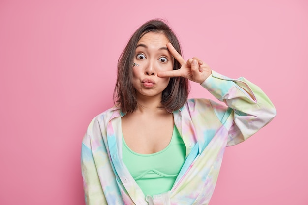 Adolescente Asiatica Sorprendida Con Cabello Oscuro Hace Un Signo V Sobre El Ojo Muestra Gesto Disco