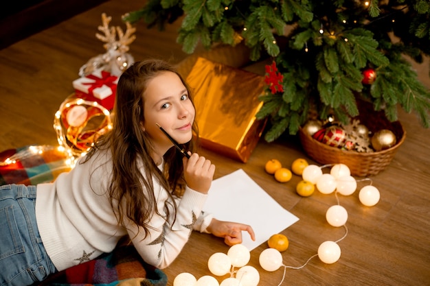 Adolescente Escribe Una Carta A Santa Claus Foto Premium 