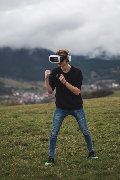 Adolescente Perdido En Un Mundo Digital Adicto A Los Juegos Realidad Virtual Foto Gratis