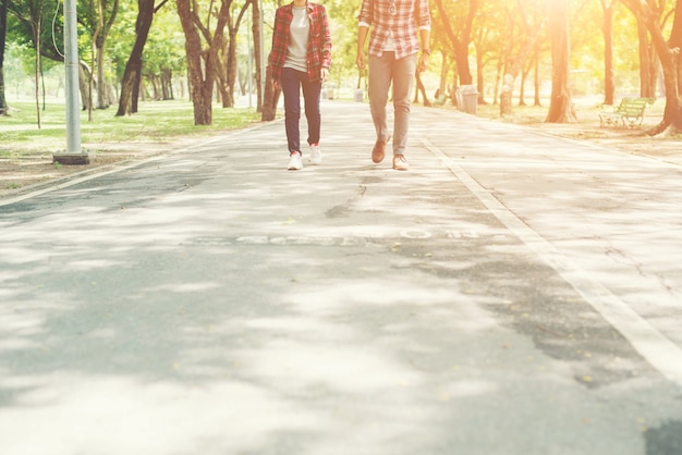 Adolescentes Joven Pareja Caminando Juntos En El Parque Holida