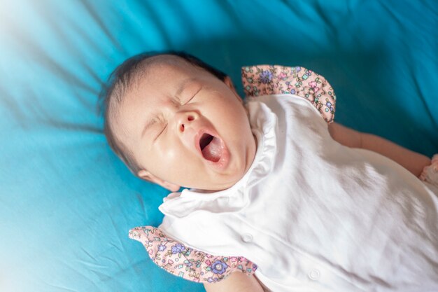 Adorable Bebe Recien Nacido Nina En Dormitorio Foto Premium