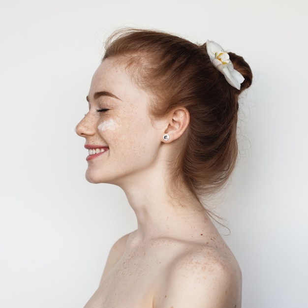 Adorable Mujer Con Cabello Rojo Est Sonriendo En Una Pared Blanca De