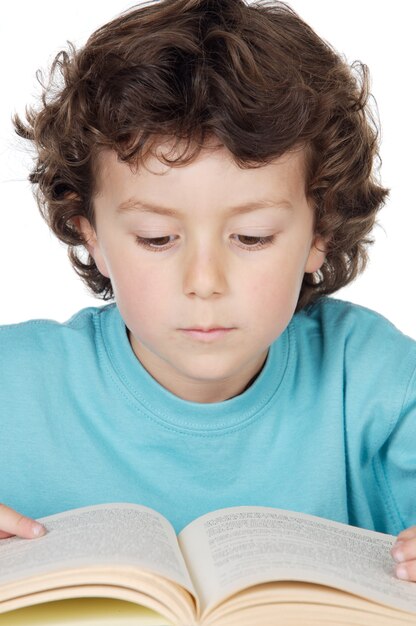 Adorable niño estudiando un fondo blanco | Foto Premium