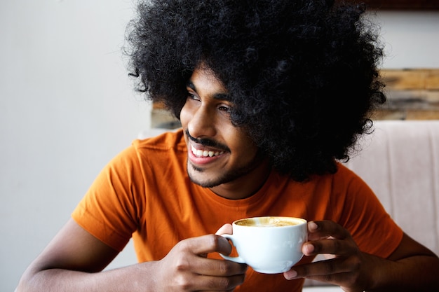 Afro Hombre Bebiendo Una Taza De Café Foto Premium 